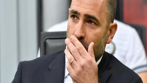 51岁于根伟力挽狂澜，助球队三连胜跃居次席，积分逼近榜首！